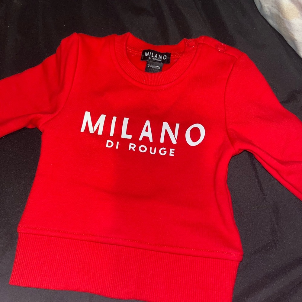 3-6 month sweatsuit worn ONCE to fit ! Thick sweatsuit perfect for cold weather